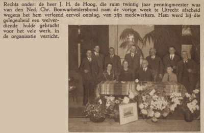 874623 Groepsportret van J.H. de Hoog, met familie en collega's, bij zijn afscheid als penningmeester van de ...